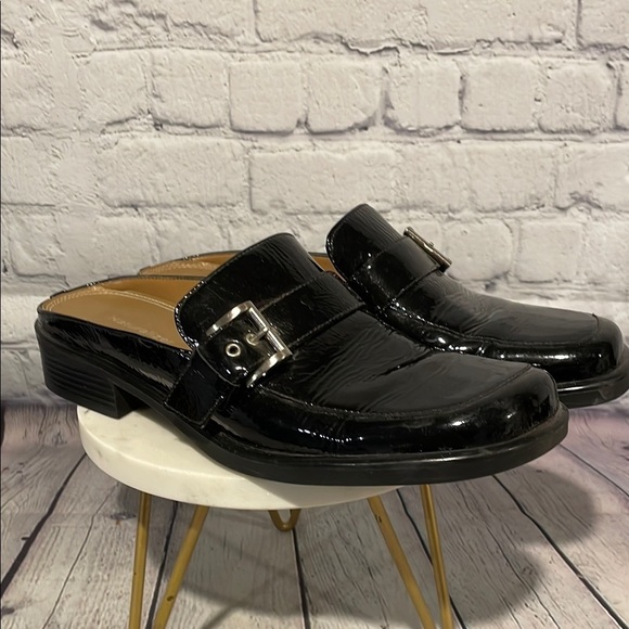 Naturalizer Black Patent Leather Flats with Silver Buckle Sz 9M - Picture 1 of 5
